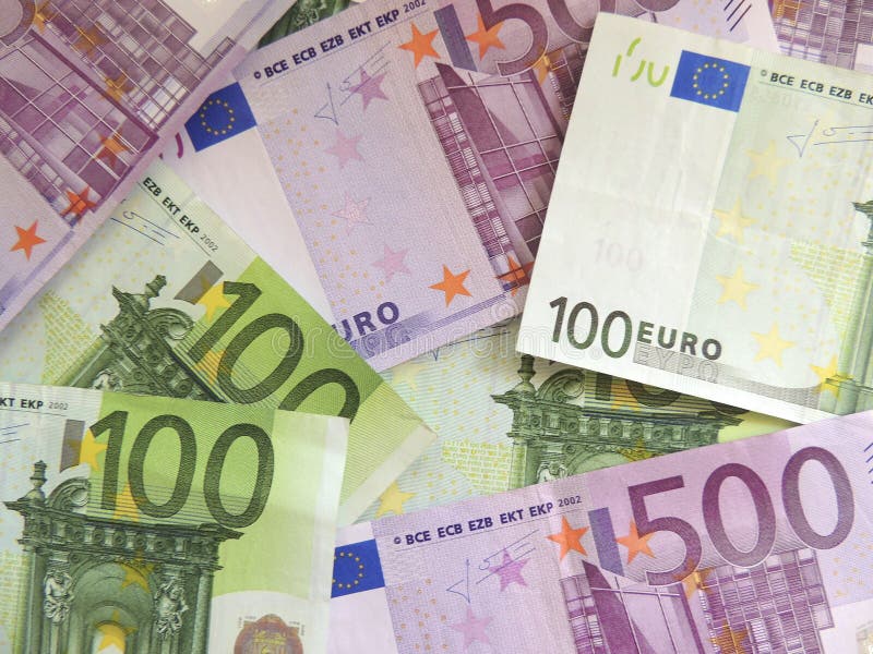 ευρο- ευρώ πέντε εστίαση εκατό τραπεζών σχοινί σημειώσεων χρημάτων στοκ εικόνες με δικαίωμα ελεύθερης χρήσης ευρο- ευρώ πέντε εστίαση εκατό τραπεζών σχοινί σημειώσεων χρημάτων στοκ εικόνες με δικαίωμα ελεύθερης χρήσης