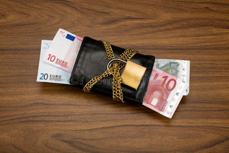 Ευρο- τραπεζογραμμάτια που εξασφαλίζονται σε ένα κλειδωμένο μαύρο πορτοφόλι στοκ εικόνες Ευρο- τραπεζογραμμάτια που εξασφαλίζονται σε ένα κλειδωμένο μαύρο πορτοφόλι στοκ εικόνες