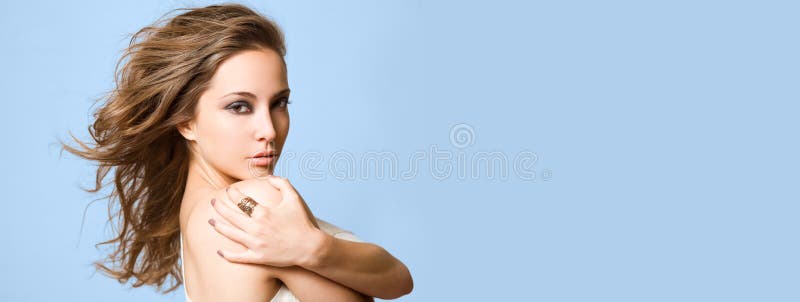 Ευρύ μακρύ έμβλημα με το πανέμορφο brunette. στοκ φωτογραφία Ευρύ μακρύ έμβλημα με το πανέμορφο brunette. στοκ φωτογραφία