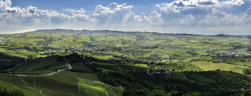 Ευρύ πανόραμα της περιοχής langhe στη βόρεια Ιταλία με τους αμπελώνες στοκ εικόνες Ευρύ πανόραμα της περιοχής langhe στη βόρεια Ιταλία με τους αμπελώνες στοκ εικόνες