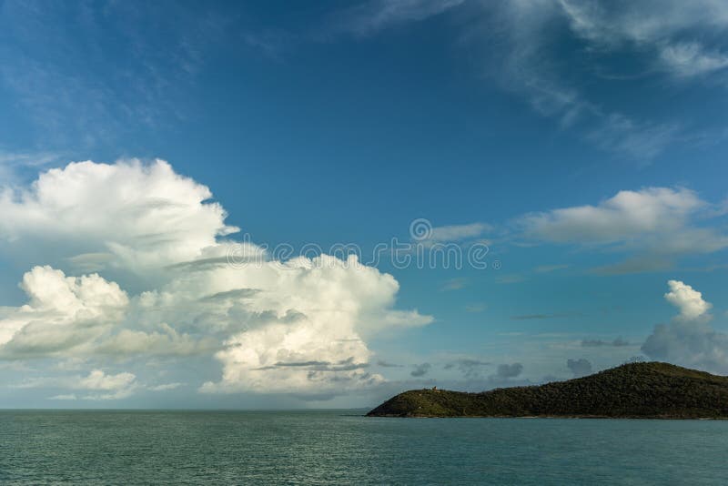 Ευρύς πυροβολισμός κάτω από το cloudscape του νησιού αγαθών, Αυστραλία στοκ εικόνες Ευρύς πυροβολισμός κάτω από το cloudscape του νησιού αγαθών, Αυστραλία στοκ εικόνες