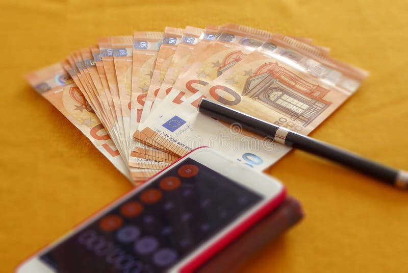 Ευρώ και χρήση smartphone μαζί nowaday στοκ εικόνες Ευρώ και χρήση smartphone μαζί nowaday στοκ εικόνες