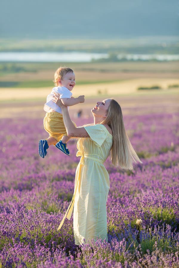 Ευτυχές mom με το χαριτωμένο γιο lavender στο υπόβαθρο Όμορφα γυναίκα και αγόρι στον τομέα λιβαδιών Lavender τοπίο με την κυρία κ στοκ φωτογραφίες Ευτυχές mom με το χαριτωμένο γιο lavender στο υπόβαθρο Όμορφα γυναίκα και αγόρι στον τομέα λιβαδιών Lavender τοπίο με την κυρία κ στοκ φωτογραφίες