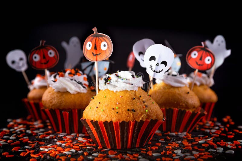 Ευτυχές muffin αποκριών cupcakes στοκ φωτογραφία με δικαίωμα ελεύθερης χρήσης Ευτυχές muffin αποκριών cupcakes στοκ φωτογραφία με δικαίωμα ελεύθερης χρήσης