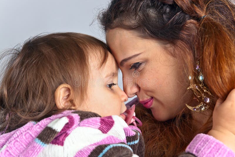 Ευτυχές mum με τη μικρή κόρη στοκ φωτογραφίες με δικαίωμα ελεύθερης χρήσης Ευτυχές mum με τη μικρή κόρη στοκ φωτογραφίες με δικαίωμα ελεύθερης χρήσης