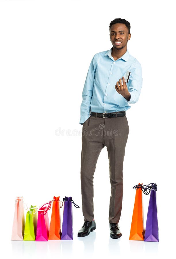 Ευτυχές άτομο αφροαμερικάνων με τις τσάντες αγορών και κράτημα του credi