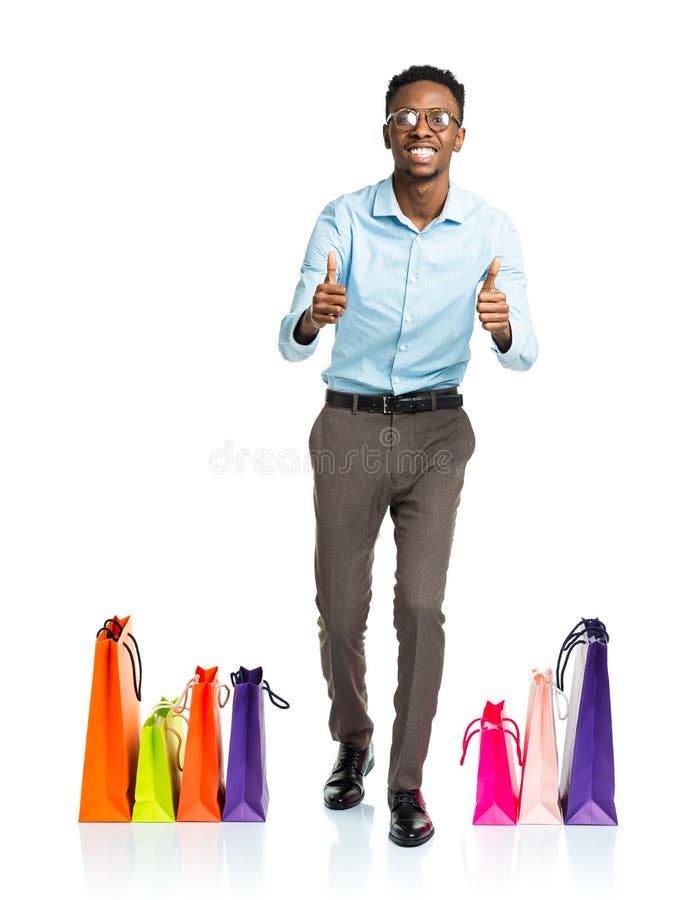 Ευτυχές άτομο αφροαμερικάνων με τις τσάντες αγορών στο άσπρο backgroun
