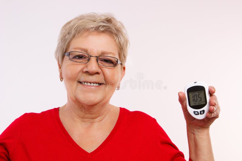 Ευτυχές ανώτερο glucometer εκμετάλλευσης γυναικών, που μετρά και που ελέγχει το επίπεδο ζάχαρης, έννοια του διαβήτη στη μεγάλη ηλ στοκ εικόνες Ευτυχές ανώτερο glucometer εκμετάλλευσης γυναικών, που μετρά και που ελέγχει το επίπεδο ζάχαρης, έννοια του διαβήτη στη μεγάλη ηλ στοκ εικόνες