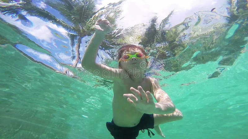 Ευτυχές ενεργό υποβρύχιο παιδί που κολυμπά στη λίμνη