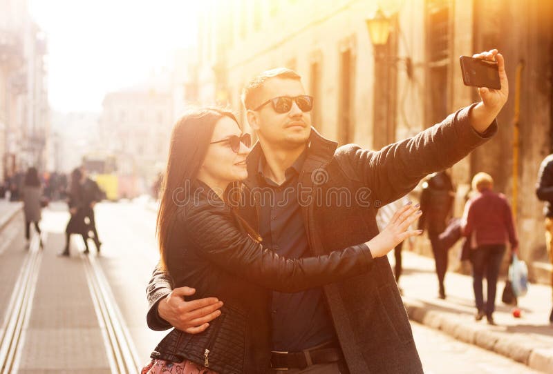 Ευτυχές ζεύγος που κάνει selfie στην οδό Τονισμένη ηλιόλουστη εικόνα στοκ φωτογραφία Ευτυχές ζεύγος που κάνει selfie στην οδό Τονισμένη ηλιόλουστη εικόνα στοκ φωτογραφία