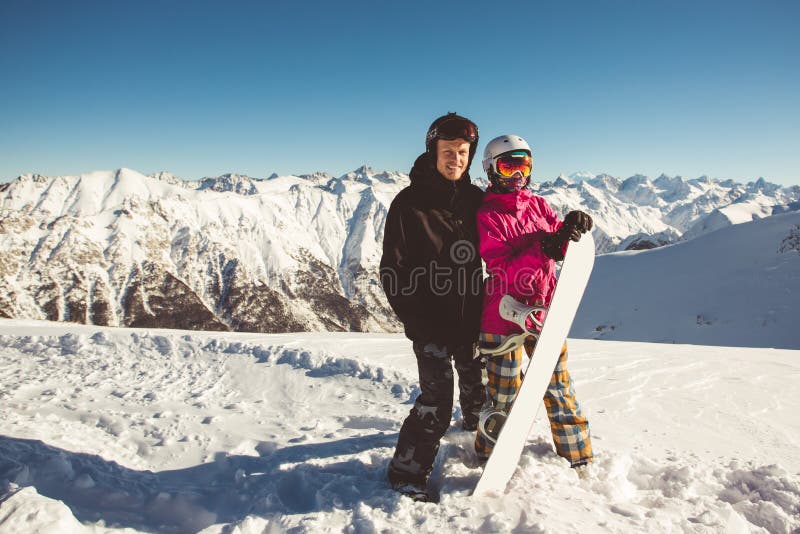 Ευτυχές ζεύγος των snowboarders στα αλπικά βουνά στοκ εικόνες Ευτυχές ζεύγος των snowboarders στα αλπικά βουνά στοκ εικόνες