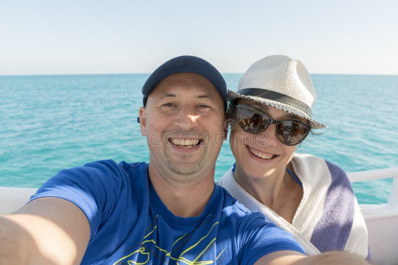 Ευτυχές μέσο ηλικίας ζεύγος που παίρνει selfie στο γιοτ Όμορφο ευτυχές ζεύγος που παίρνει selfie στη γέφυρα γιοτ που επιπλέει στη στοκ φωτογραφίες με δικαίωμα ελεύθερης χρήσης Ευτυχές μέσο ηλικίας ζεύγος που παίρνει selfie στο γιοτ Όμορφο ευτυχές ζεύγος που παίρνει selfie στη γέφυρα γιοτ που επιπλέει στη στοκ φωτογραφίες με δικαίωμα ελεύθερης χρήσης