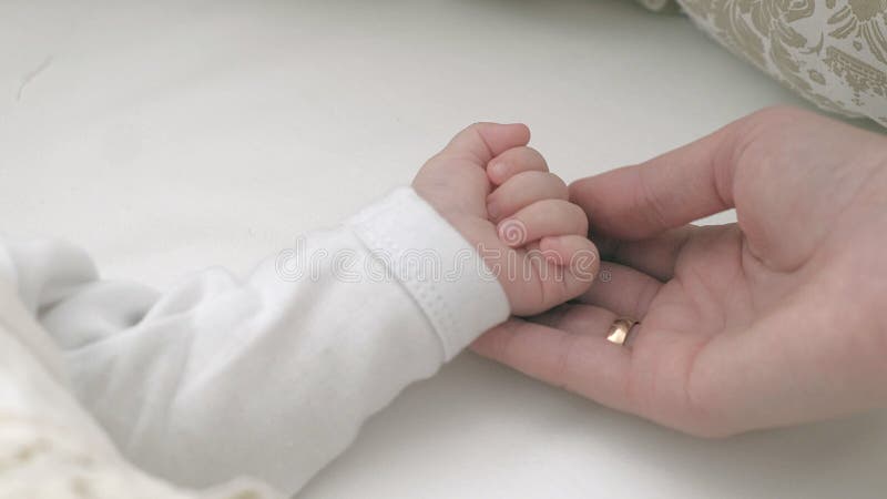 Ευτυχές μωρό ένας ύπνος στο κρεβάτι στοκ φωτογραφία με δικαίωμα ελεύθερης χρήσης Ευτυχές μωρό ένας ύπνος στο κρεβάτι στοκ φωτογραφία με δικαίωμα ελεύθερης χρήσης