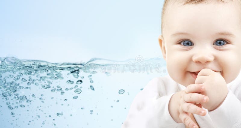 Ευτυχές μωρό πέρα από το μπλε υπόβαθρο με τον παφλασμό νερού