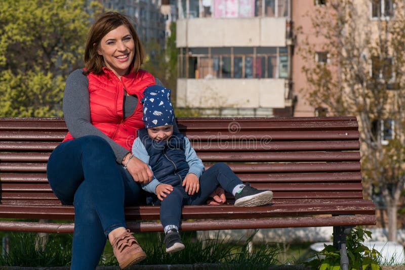 Μητέρα και παιδί Ευτυχές οικογενειακό πορτρέτο αγάπης στοκ φωτογραφίες Μητέρα και παιδί Ευτυχές οικογενειακό πορτρέτο αγάπης στοκ φωτογραφίες
