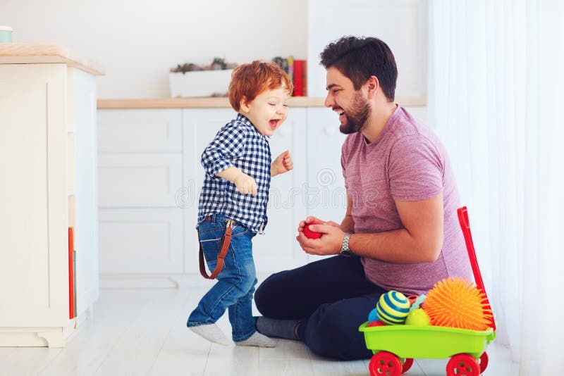Ευτυχές παιχνίδι πατέρων με το χαριτωμένο γιο μωρών μικρών παιδιών στο σπίτι, οικογενειακά παιχνίδια στοκ εικόνες με δικαίωμα ελεύθερης χρήσης Ευτυχές παιχνίδι πατέρων με το χαριτωμένο γιο μωρών μικρών παιδιών στο σπίτι, οικογενειακά παιχνίδια στοκ εικόνες με δικαίωμα ελεύθερης χρήσης