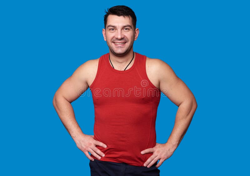 Ευτυχές περιστασιακό άτομο στον αθλητικό ιματισμό στοκ φωτογραφία Ευτυχές περιστασιακό άτομο στον αθλητικό ιματισμό στοκ φωτογραφία
