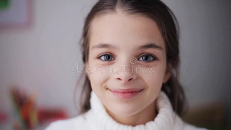 Ευτυχές χαμογελώντας όμορφο κορίτσι στο πουλόβερ στο σπίτι