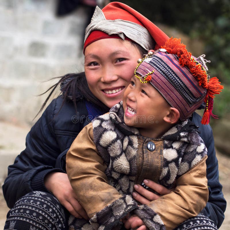 Ευτυχή γυναίκα Hmong και παιδί, Sapa, Βιετνάμ στοκ εικόνα