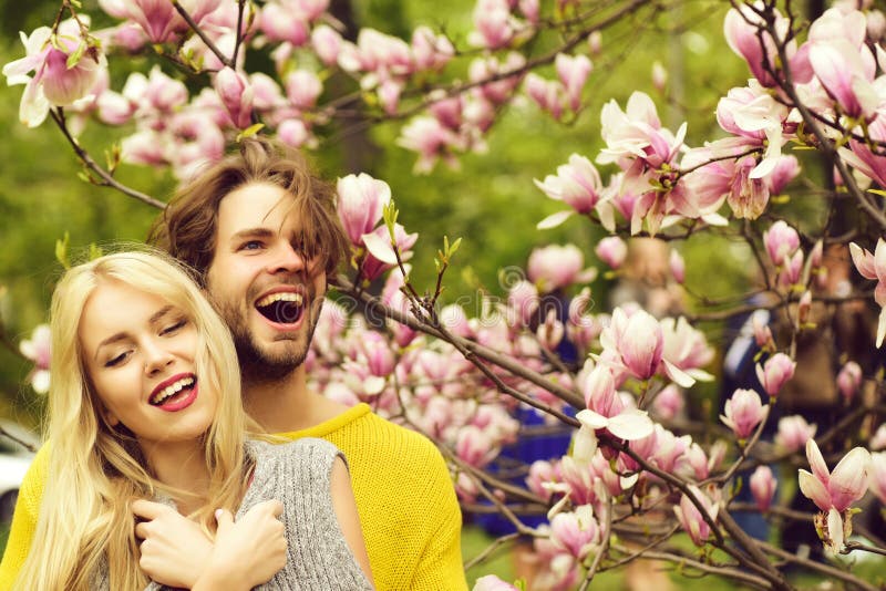 Ευτυχή λουλούδια magnolia ζευγών ερωτευμένα την άνοιξη στοκ εικόνες Ευτυχή λουλούδια magnolia ζευγών ερωτευμένα την άνοιξη στοκ εικόνες