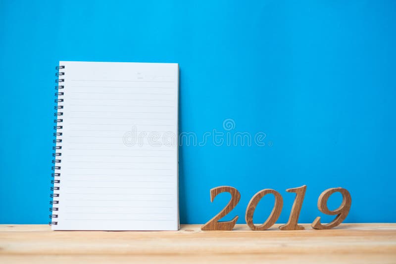 2019 ευτυχή νέα έτη με το σημειωματάριο και ξύλινος αριθμός στο διάστημα πινάκων και αντιγράφων στοκ φωτογραφία με δικαίωμα ελεύθερης χρήσης 2019 ευτυχή νέα έτη με το σημειωματάριο και ξύλινος αριθμός στο διάστημα πινάκων και αντιγράφων στοκ φωτογραφία με δικαίωμα ελεύθερης χρήσης