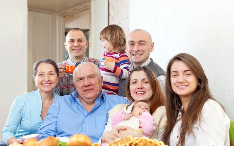 Ευτυχής multigeneration οικογένεια με τα μικρά παιδιά στοκ εικόνα Ευτυχής multigeneration οικογένεια με τα μικρά παιδιά στοκ εικόνα