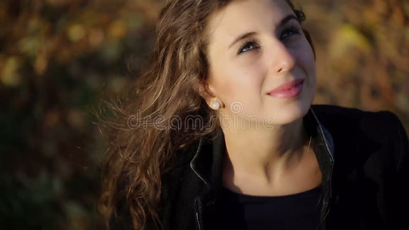 Ευτυχής γυναίκα που εξετάζει προς τα εμπρός τον ουρανό απόθεμα βίντεο