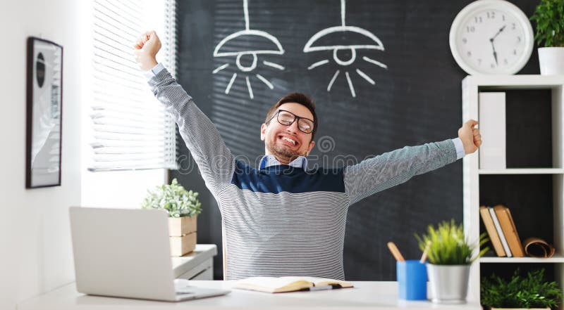 Ευτυχής επιχειρηματίας ατόμων, freelancer, σπουδαστής που εργάζεται στον υπολογιστή α στοκ φωτογραφία με δικαίωμα ελεύθερης χρήσης Ευτυχής επιχειρηματίας ατόμων, freelancer, σπουδαστής που εργάζεται στον υπολογιστή α στοκ φωτογραφία με δικαίωμα ελεύθερης χρήσης