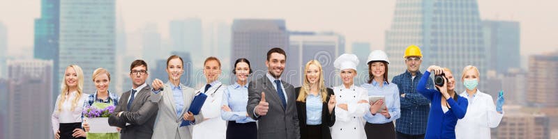 Ευτυχής επιχειρηματίας πέρα από τους επαγγελματικούς εργαζομένους στοκ φωτογραφία με δικαίωμα ελεύθερης χρήσης Ευτυχής επιχειρηματίας πέρα από τους επαγγελματικούς εργαζομένους στοκ φωτογραφία με δικαίωμα ελεύθερης χρήσης