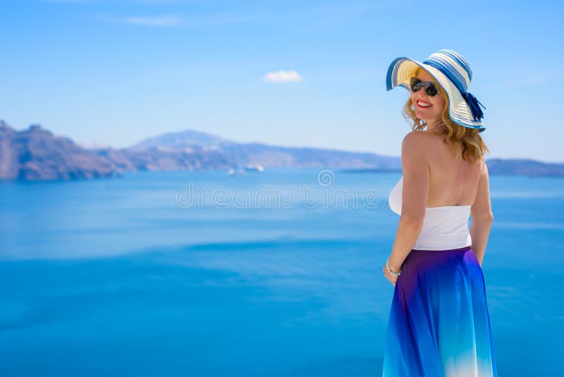 Ευτυχής και όμορφη γυναίκα που υπερασπίζεται τη θάλασσα Meditarian στοκ εικόνες Ευτυχής και όμορφη γυναίκα που υπερασπίζεται τη θάλασσα Meditarian στοκ εικόνες