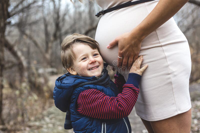 Ευτυχής κοιλιά εκμετάλλευσης παιδιών της εγκύου γυναίκας μέσα