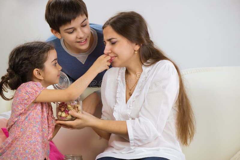 Ευτυχής μητέρα με την μικρά παιδιά στοκ εικόνα