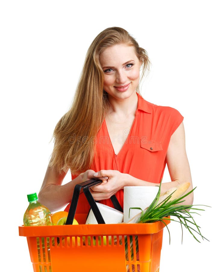 Ευτυχής νέα γυναίκα που κρατά ένα σύνολο καλαθιών των υγιών τροφίμων στο λευκό