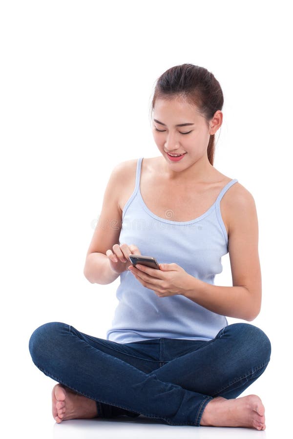 Ευτυχής νέα γυναίκα που χρησιμοποιεί το smartphone στοκ φωτογραφία