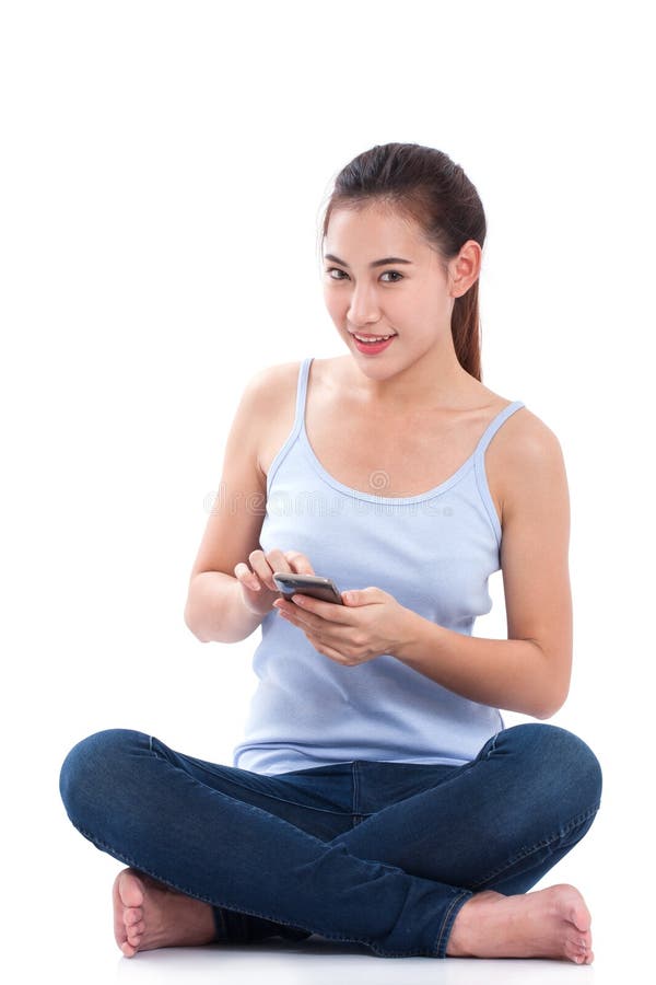 Ευτυχής νέα γυναίκα που χρησιμοποιεί το smartphone στοκ εικόνες