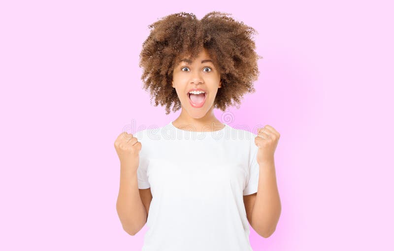 Ευτυχής νέα μελαχροινή γυναίκα afro δερμάτων στο ρόδινο υπόβαθρο στα ενδύματα μπλουζών διάστημα αντιγράφων Χλεύη επάνω Άσπρη κενή στοκ φωτογραφία με δικαίωμα ελεύθερης χρήσης Ευτυχής νέα μελαχροινή γυναίκα afro δερμάτων στο ρόδινο υπόβαθρο στα ενδύματα μπλουζών διάστημα αντιγράφων Χλεύη επάνω Άσπρη κενή στοκ φωτογραφία με δικαίωμα ελεύθερης χρήσης