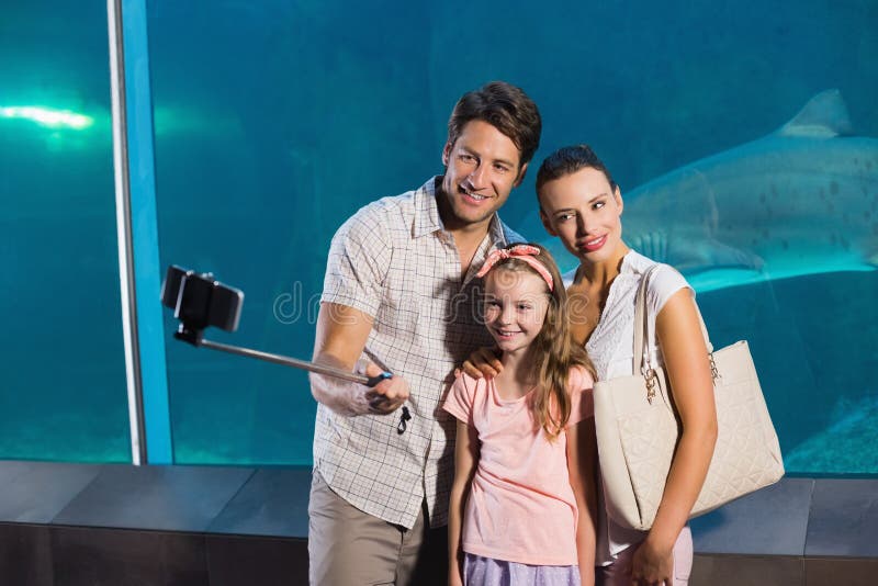 Ευτυχής οικογένεια που χρησιμοποιεί selfie το ραβδί στοκ εικόνες Ευτυχής οικογένεια που χρησιμοποιεί selfie το ραβδί στοκ εικόνες