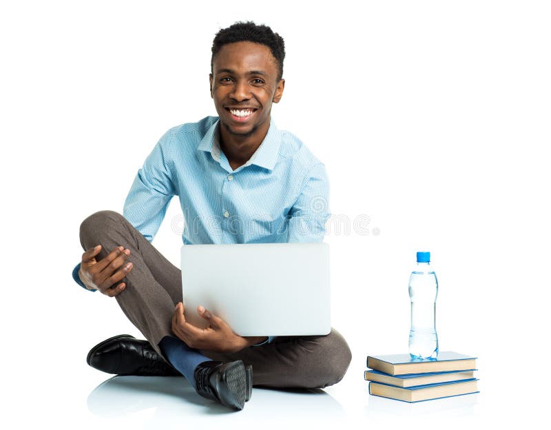 Ευτυχής φοιτητής πανεπιστημίου αφροαμερικάνων με το lap-top, sittin βιβλίων