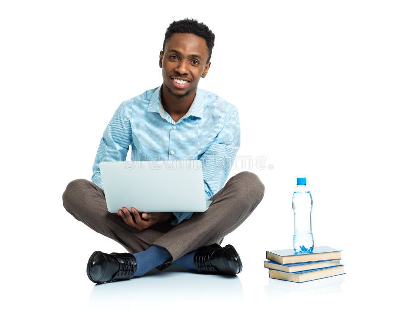 Ευτυχής φοιτητής πανεπιστημίου αφροαμερικάνων με το lap-top, τα βιβλία και το BO