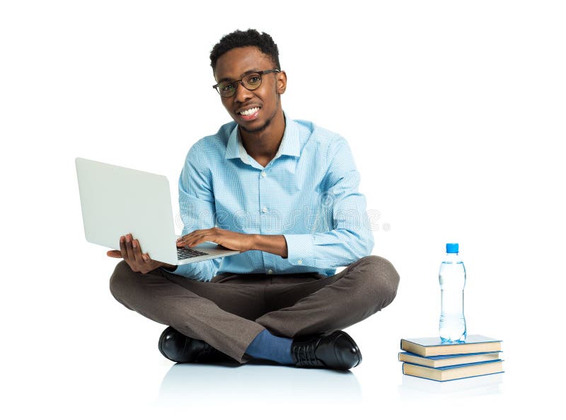 Ευτυχής φοιτητής πανεπιστημίου αφροαμερικάνων με το lap-top, τα βιβλία και το BO