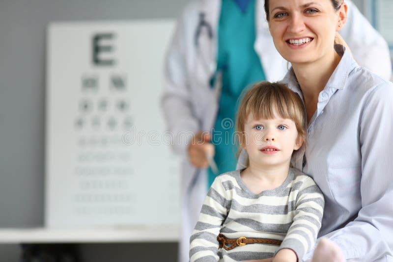 Ευτυχής χαμογελώντας οικογένεια στο γραφείο γιατρών παιδιών στοκ φωτογραφίες Ευτυχής χαμογελώντας οικογένεια στο γραφείο γιατρών παιδιών στοκ φωτογραφίες