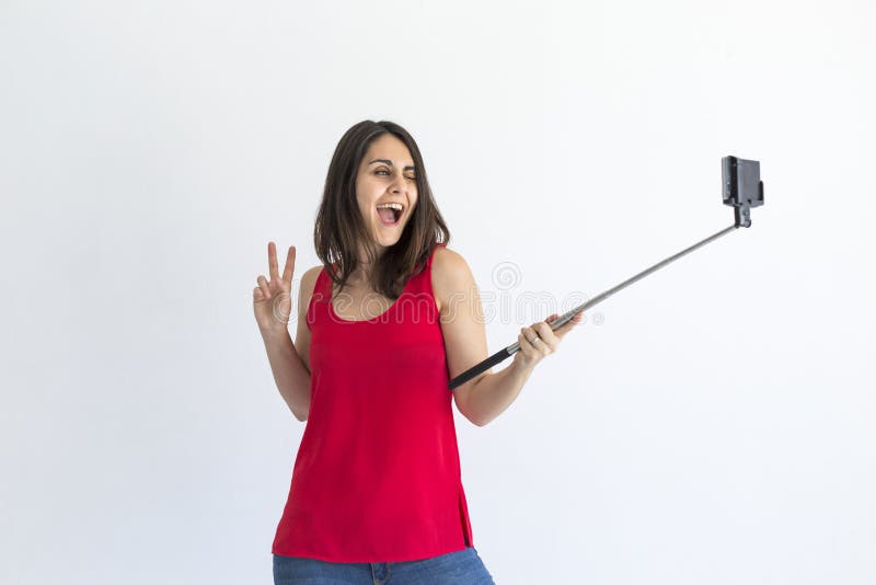 Ευτυχής όμορφη γυναίκα που παίρνει ένα selfie με το έξυπνο τηλέφωνο πέρα από το άσπρο υπόβαθρο lifestyle Φθορά του περιστασιακού στοκ φωτογραφίες Ευτυχής όμορφη γυναίκα που παίρνει ένα selfie με το έξυπνο τηλέφωνο πέρα από το άσπρο υπόβαθρο lifestyle Φθορά του περιστασιακού στοκ φωτογραφίες