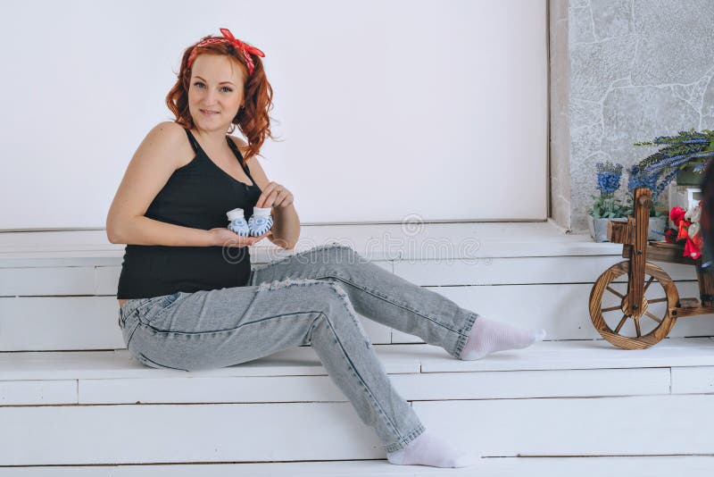 Ευτυχείς λείες εκμετάλλευσης εγκύων γυναικών, με έναν κόκκινο επίδεσμο στο κεφάλι του Σε μια ελαφριά ανασκόπηση Κοκκινομάλλεις νε στοκ φωτογραφίες με δικαίωμα ελεύθερης χρήσης Ευτυχείς λείες εκμετάλλευσης εγκύων γυναικών, με έναν κόκκινο επίδεσμο στο κεφάλι του Σε μια ελαφριά ανασκόπηση Κοκκινομάλλεις νε στοκ φωτογραφίες με δικαίωμα ελεύθερης χρήσης