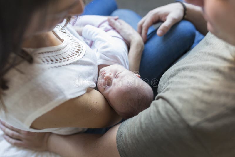 ευτυχείς μητέρα και πατέρας με το κοριτσάκι της στο σπίτι Τρόπος ζωής στο εσωτερικό και έννοια οικογενειακής αγάπης στοκ εικόνες ευτυχείς μητέρα και πατέρας με το κοριτσάκι της στο σπίτι Τρόπος ζωής στο εσωτερικό και έννοια οικογενειακής αγάπης στοκ εικόνες