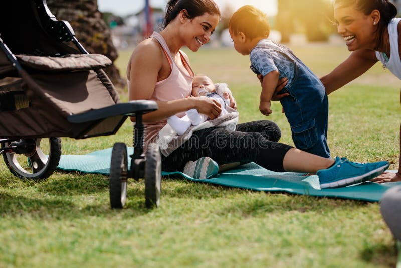 Ευτυχείς μητέρες με τα μωρά τους σε ένα πάρκο