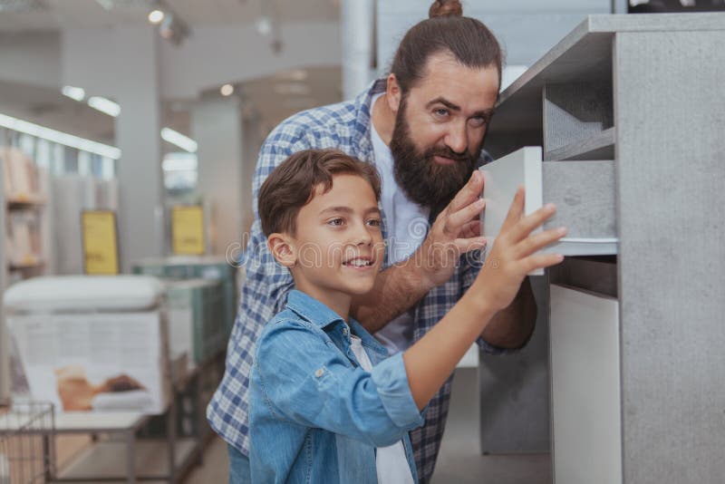 Ευτυχείς πατέρας και γιος που ψωνίζουν στο πολυκατάστημα στοκ φωτογραφία Ευτυχείς πατέρας και γιος που ψωνίζουν στο πολυκατάστημα στοκ φωτογραφία