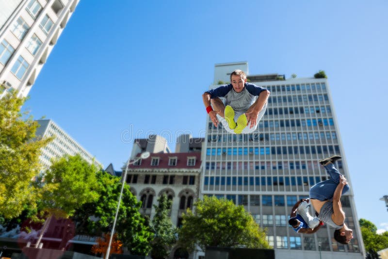 Ευτυχείς φίλοι που κάνουν parkour στην πόλη στοκ φωτογραφία με δικαίωμα ελεύθερης χρήσης