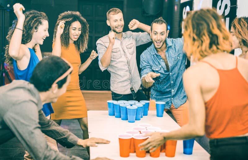 Ευτυχείς φίλοι που παίζουν την μπύρα pong στον ξενώνα νεολαίας - έννοια ταξιδιού και χαράς με τα backpackers που έχουν αποσυνδέσε στοκ εικόνες Ευτυχείς φίλοι που παίζουν την μπύρα pong στον ξενώνα νεολαίας - έννοια ταξιδιού και χαράς με τα backpackers που έχουν αποσυνδέσε στοκ εικόνες