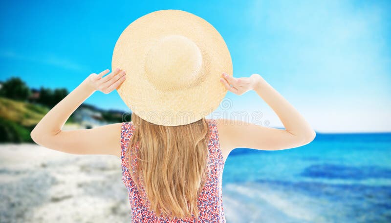 Ευτυχισμένη όμορφη λεπτή γυναίκα στην παραλία Έννοια των διακοπών Πίσω όψη στοκ φωτογραφία με δικαίωμα ελεύθερης χρήσης Ευτυχισμένη όμορφη λεπτή γυναίκα στην παραλία Έννοια των διακοπών Πίσω όψη στοκ φωτογραφία με δικαίωμα ελεύθερης χρήσης