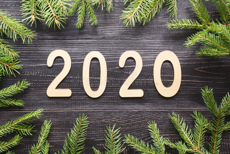 Ευτυχισμένο το νέο έτος 2020 Χρυσή ημερομηνία, περίγραμμα των αειθαλών κλαδιών στο μαύρο ξύλινο πλακίδιο Χριστούγεννα Επάνω όψη Χ στοκ φωτογραφία με δικαίωμα ελεύθερης χρήσης Ευτυχισμένο το νέο έτος 2020 Χρυσή ημερομηνία, περίγραμμα των αειθαλών κλαδιών στο μαύρο ξύλινο πλακίδιο Χριστούγεννα Επάνω όψη Χ στοκ φωτογραφία με δικαίωμα ελεύθερης χρήσης